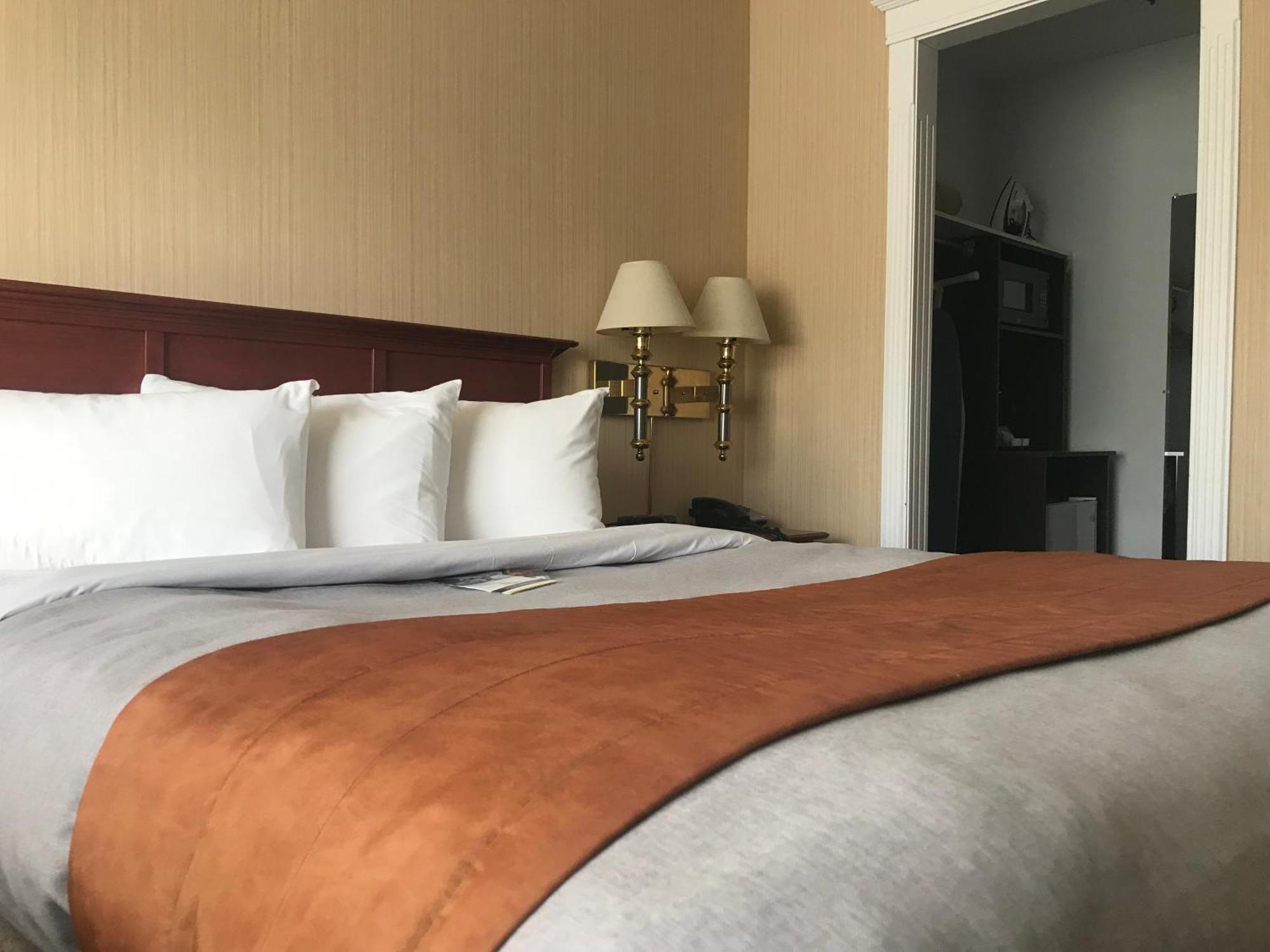 Habitación con cama grande